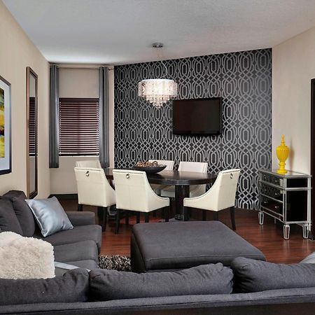 Four Points By Sheraton Hotel & Suites Calgary West Экстерьер фото