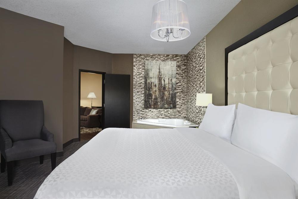 Four Points By Sheraton Hotel & Suites Calgary West Экстерьер фото