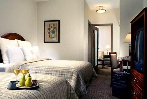 Four Points By Sheraton Hotel & Suites Calgary West Экстерьер фото