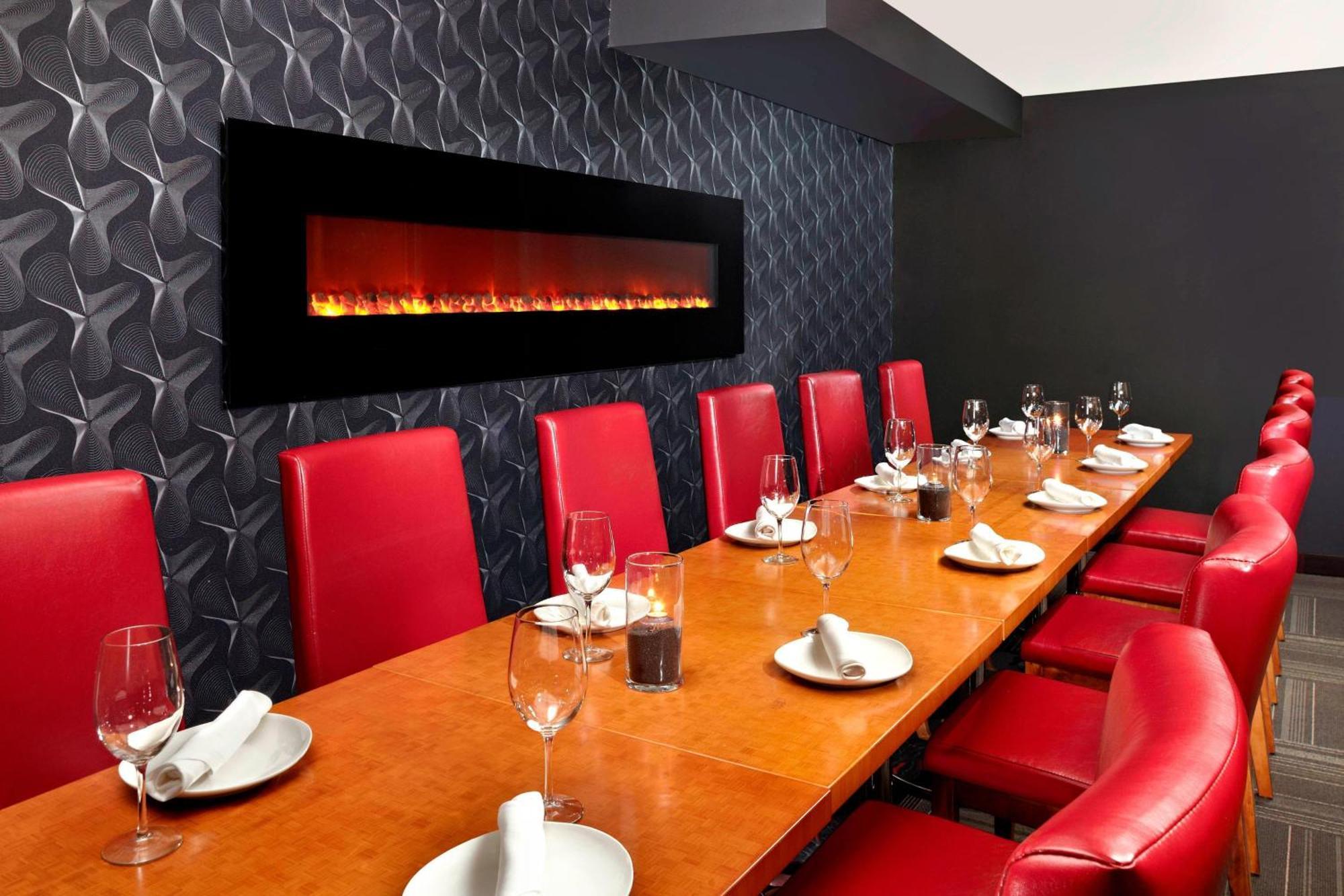 Four Points By Sheraton Hotel & Suites Calgary West Экстерьер фото