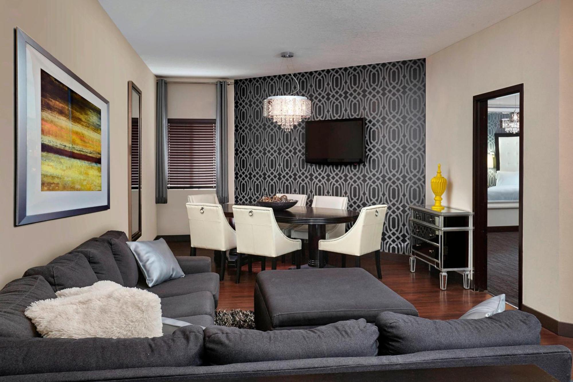 Four Points By Sheraton Hotel & Suites Calgary West Экстерьер фото