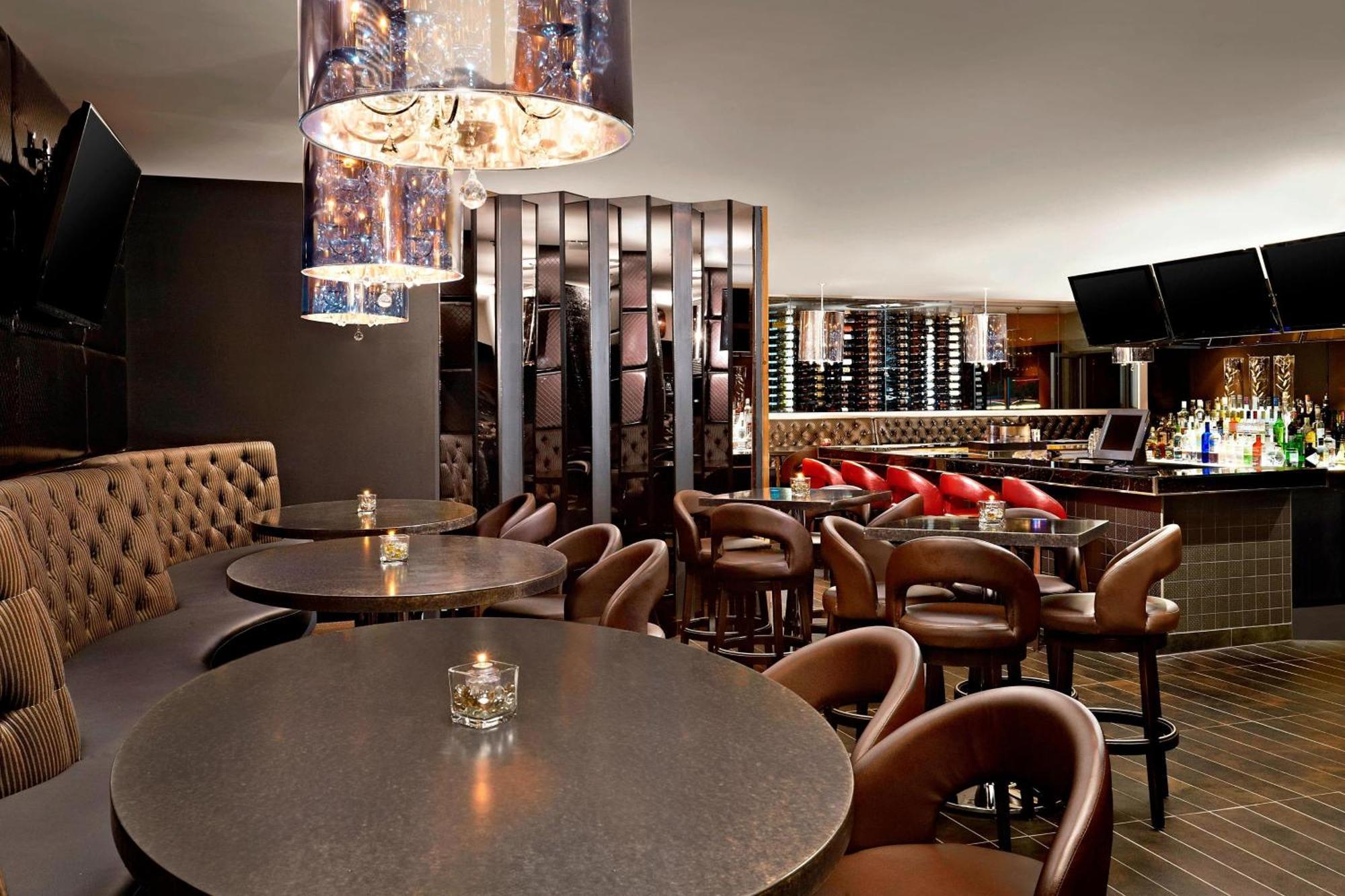 Four Points By Sheraton Hotel & Suites Calgary West Экстерьер фото