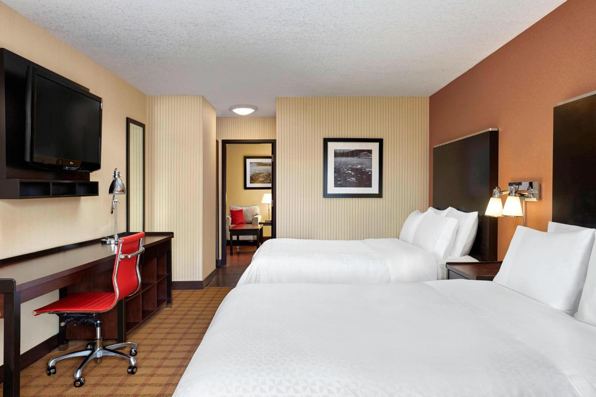 Four Points By Sheraton Hotel & Suites Calgary West Экстерьер фото