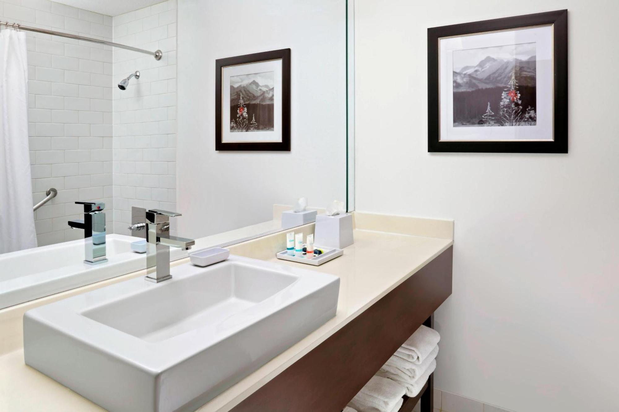Four Points By Sheraton Hotel & Suites Calgary West Экстерьер фото
