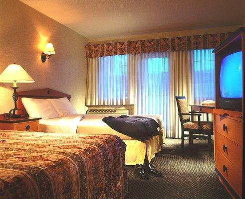 Four Points By Sheraton Hotel & Suites Calgary West Номер фото