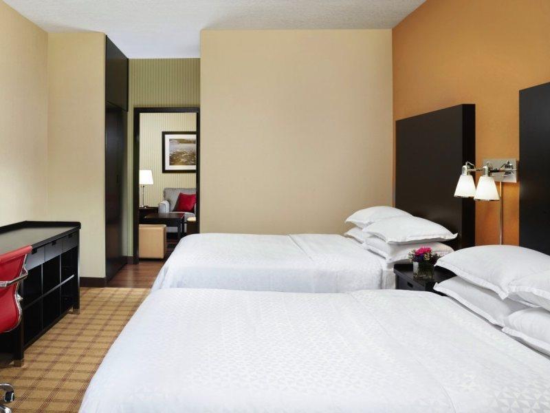 Four Points By Sheraton Hotel & Suites Calgary West Экстерьер фото